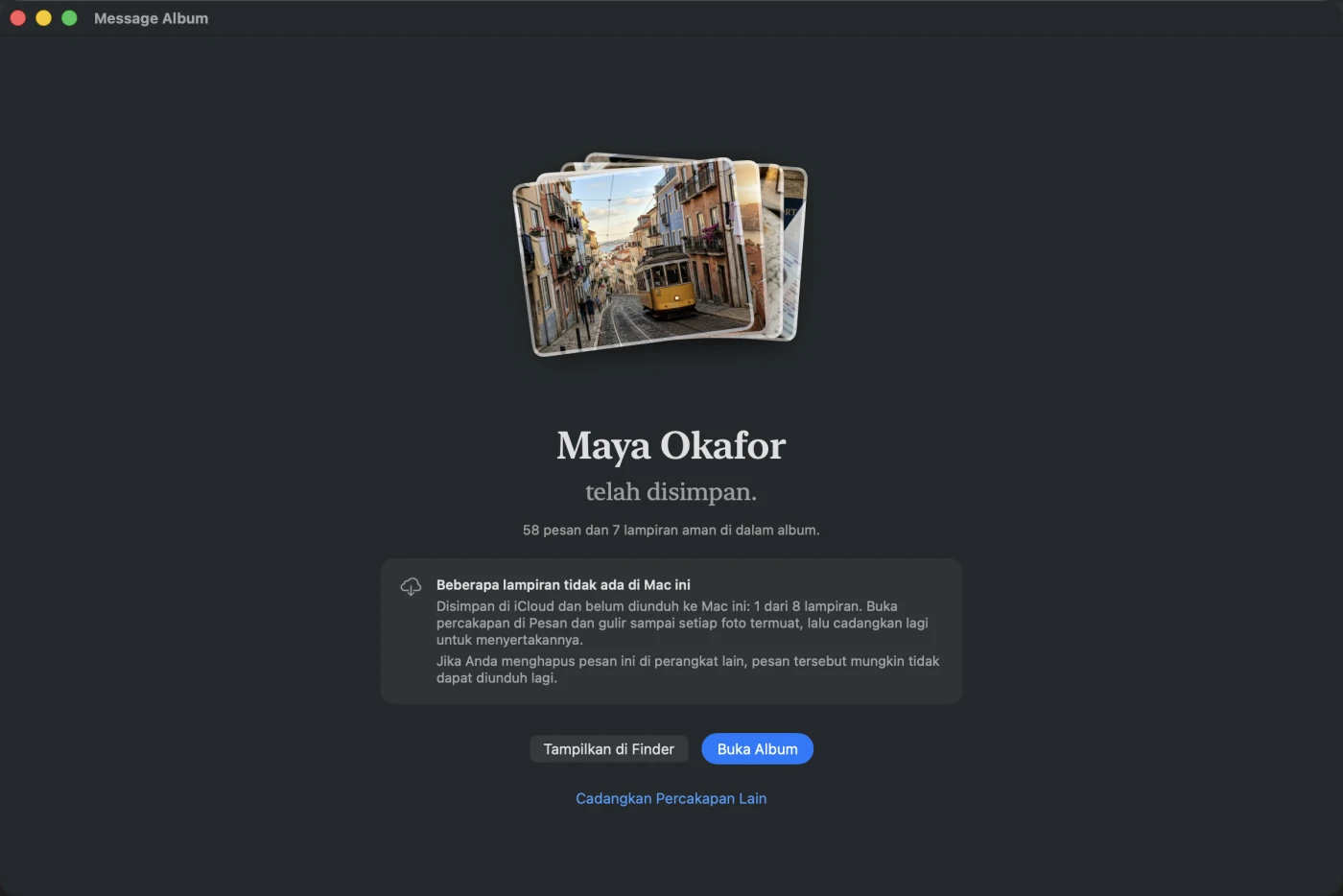Layar album yang selesai: foto-foto percakapan terbentang seperti cetakan, konfirmasi bahwa percakapan sudah aman, dan pemberitahuan bahwa 1 dari 8 lampiran masih di iCloud dan belum pernah diunduh ke Mac ini.